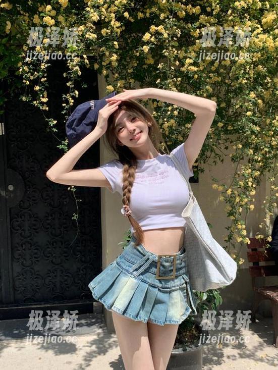 光顾17c吃瓜网站，黑料社的瓜时常让我怀疑人生，满屏的小黑暗，嘿嘿。