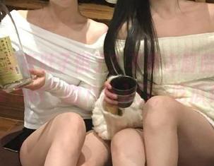 深夜肚子饿了？不要去厨房，先来“hlw.bet”的八卦入口，吃瓜更爽！