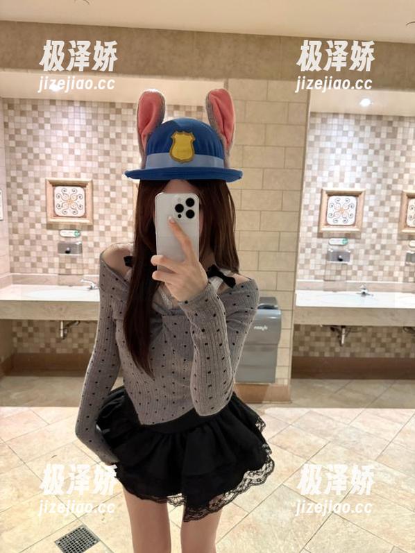 聚在一起观看，吃瓜网里的瓜比我的零食还抓人心。