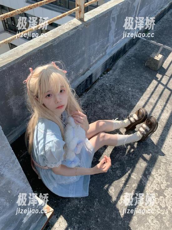 “每日黑料”发布：这段泳池视频请小心观看，心脏承受能力要提高啊！