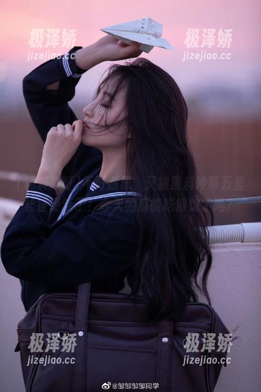 不好意思，又被黑料冲哥万里长征更新了！今天的瓜能吃得饱了吗？